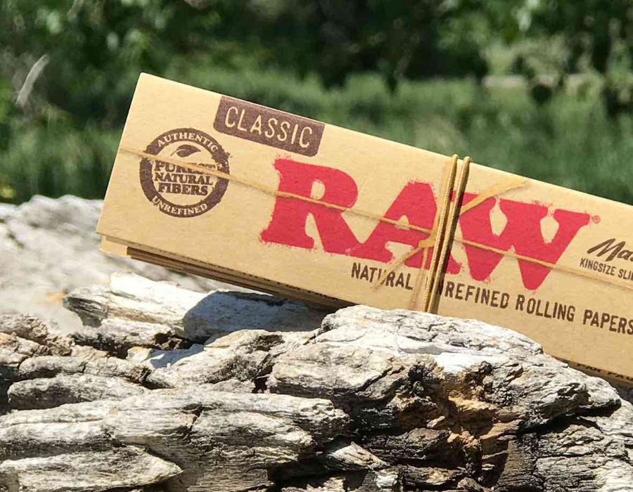 RAW Classic rolling papers op een rots